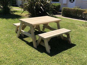 Picnic table with removable bench seats in Totland Bay
