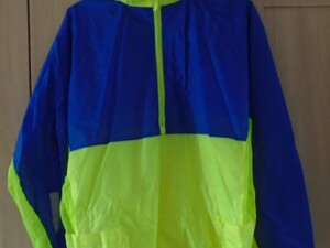Cycling showerproof jacket with a built in hood, various pockets, medium size, in good condition in Sandown
