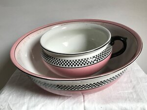 Chamber pot & wash basin in Totland Bay