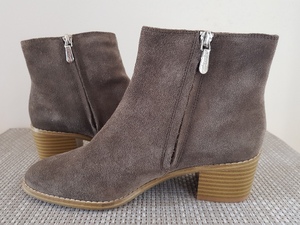 Clarks Suede Ankle Boots Size 3 in Ryde
