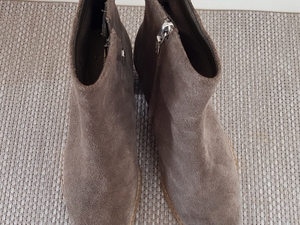 Clarks Suede Ankle Boots Size 3 Boots in Ryde