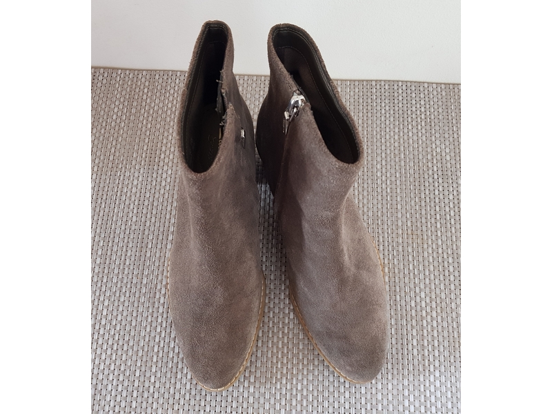 Clarks Suede Ankle Boots Size 3 Boots in Ryde
