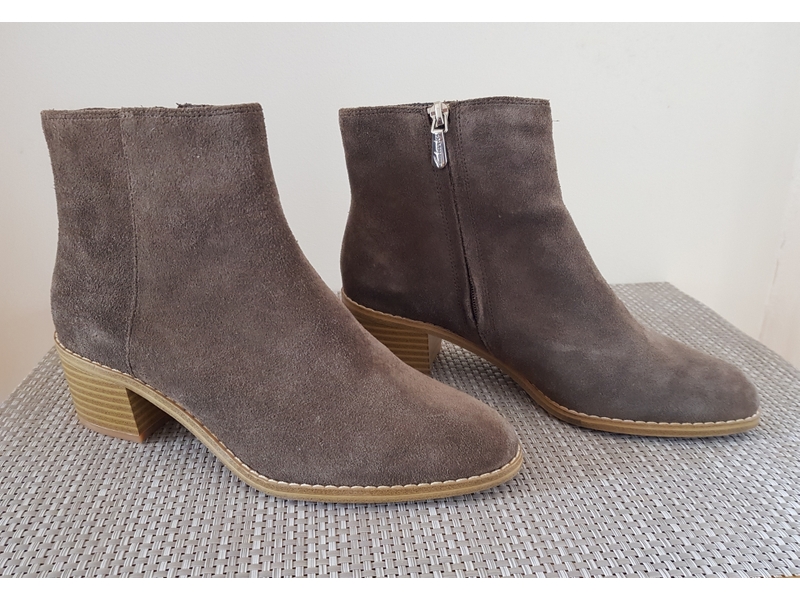 Clarks Suede Ankle Boots Size 3 in Ryde