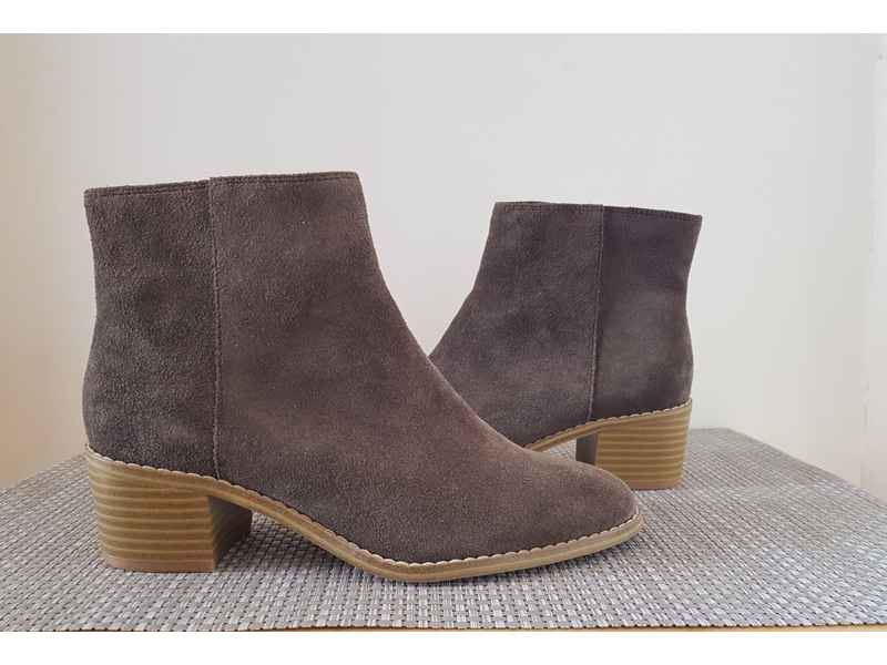 Clarks Suede Ankle Boots Size 3 in Ryde