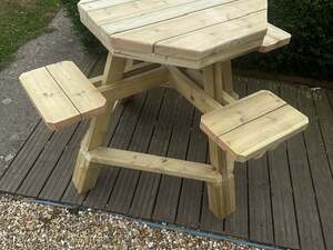 Bar stool picnic table in Totland Bay