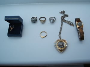 Small Lot of Jewellery Rings & Watches in Cowes