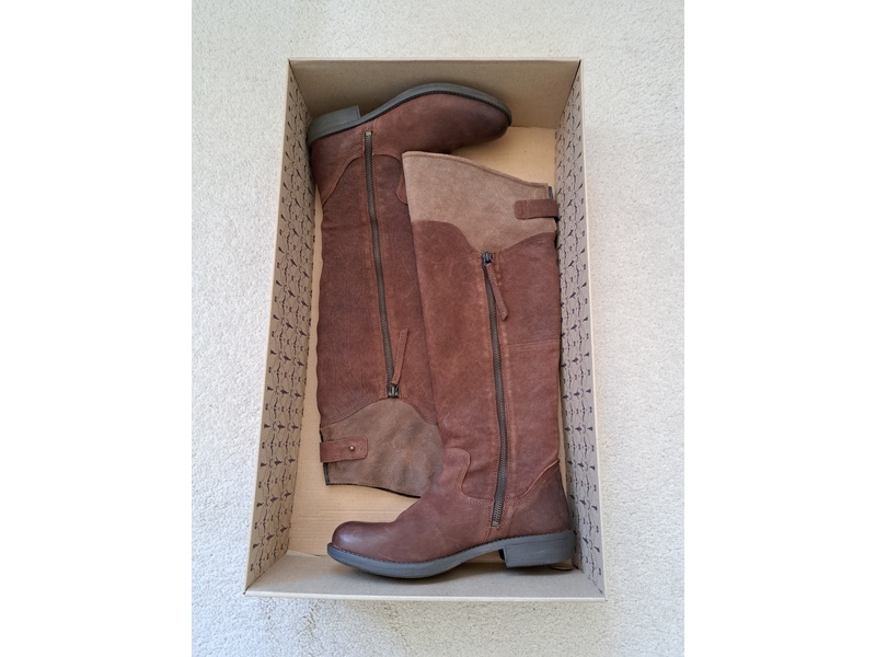 LADIES CLARKS BOOTS SIZE 5.5 D