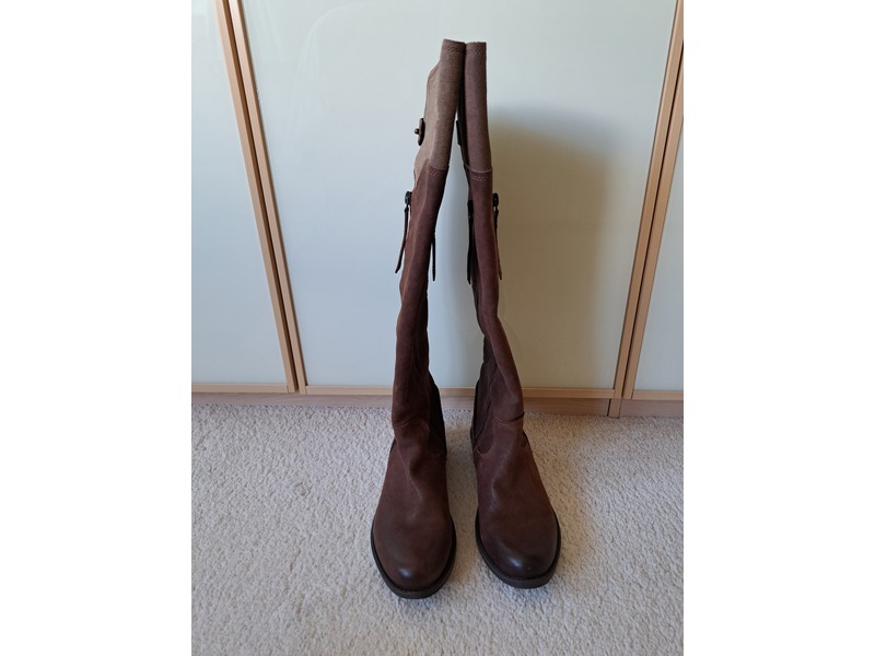 LADIES CLARKS BOOTS SIZE 5.5 D Boots in Cowes