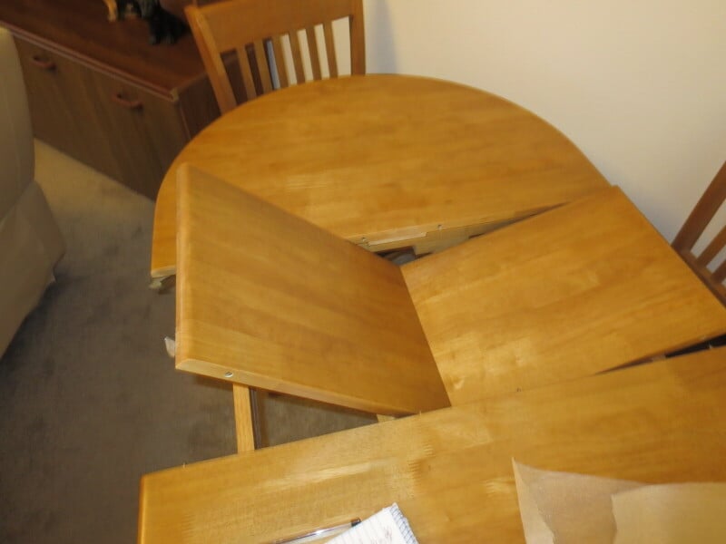 Really nice extending table  REDUCED YET AGAIN AND NOW AGAIN 25/2 !!!!  THIS IS A BARGAIN Table and Chair Sets in Ventnor