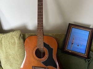 Kd 28 guitar in Cowes