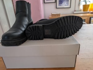 Ladies Ankle Boots In Black -Used But Very Good Condition Size 5 in Cowes