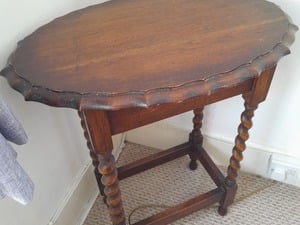 Antique vintage table with twisted legs in Ryde