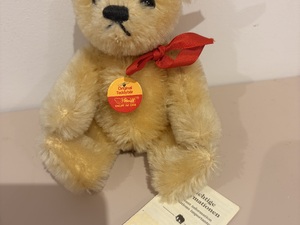 Authentic Steiff teddy bear, model 030246 in Cowes
