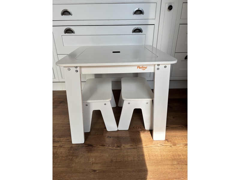 Toddler table, with 2 x bench seats