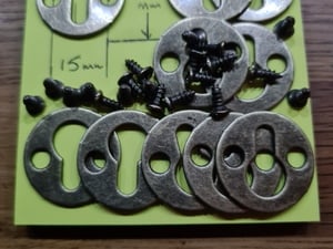 10 Round Metal Keyhole Hanger Fasteners for Picture Frames 25mm x 1.5mm + screws in Seaview