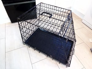 Metal dog crate for car collapsible slanted front with tray black L 30 INCHES X W 19 INCHES XH 22 IN in Newport For Sale