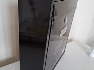 Wall-mounted letterbox