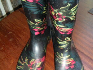Womens flower pattern wellingtons in Ryde