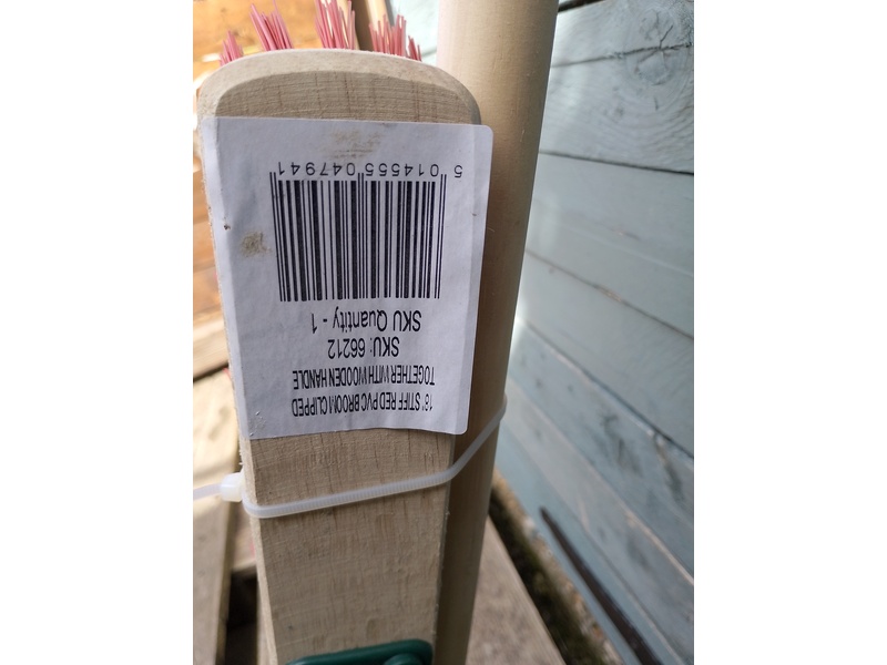 Broom outside (stiff)