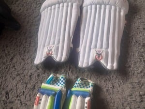 Youths cricket pads and gloves in Sandown