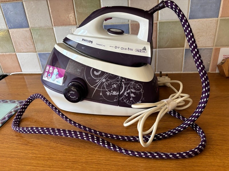 Philips ECO Steamglide Steam Iron Generator in Shanklin