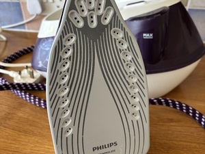 Philips ECO Steamglide Steam Iron Generator in Shanklin