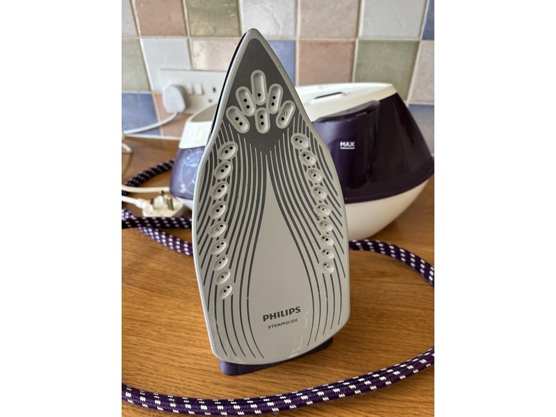 Philips ECO Steamglide Steam Iron Generator in Shanklin
