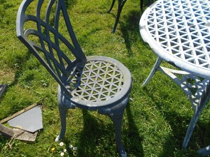 Round white  metal garden table + 2 chairs slightly damaged in Newport