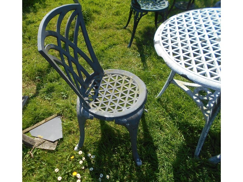 Round white  metal garden table + 2 chairs slightly damaged in Newport