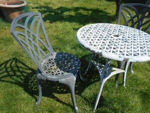 Round white  metal garden table + 2 chairs slightly damaged in Newport