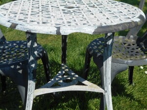 Round white  metal garden table + 2 chairs slightly damaged Garden Furniture