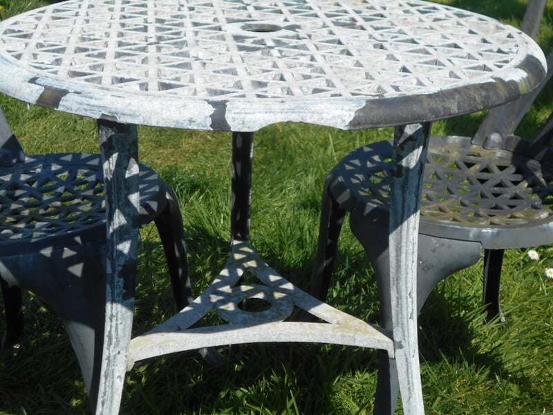 Round white  metal garden table + 2 chairs slightly damaged Garden Furniture
