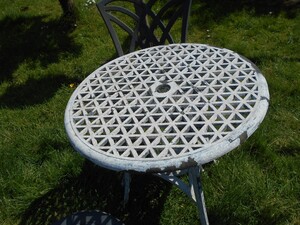 Round white  metal garden table + 2 chairs slightly damaged in Newport