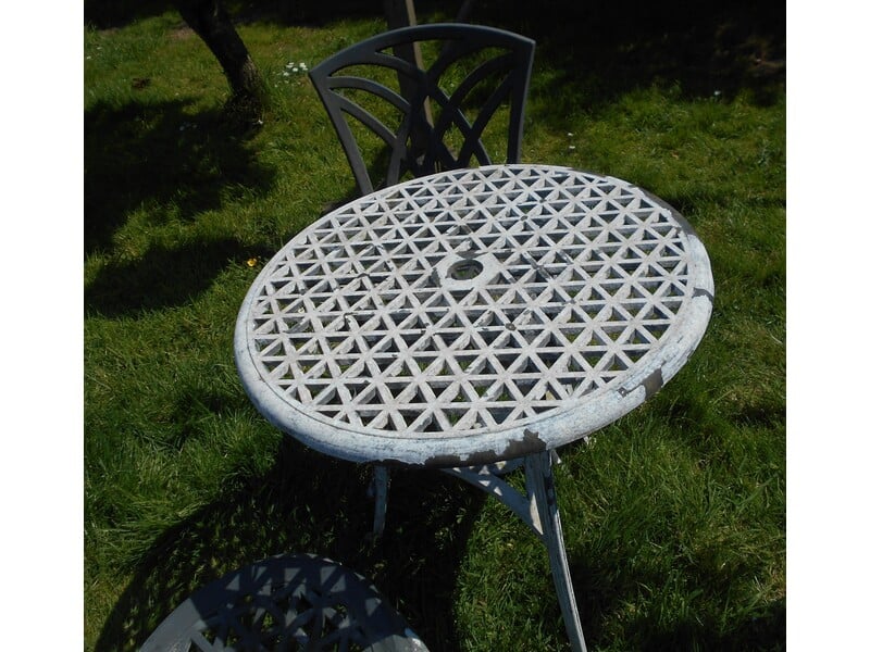 Round white  metal garden table + 2 chairs slightly damaged in Newport