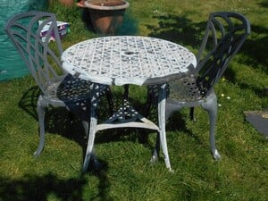 Round white  metal garden table + 2 chairs slightly damaged