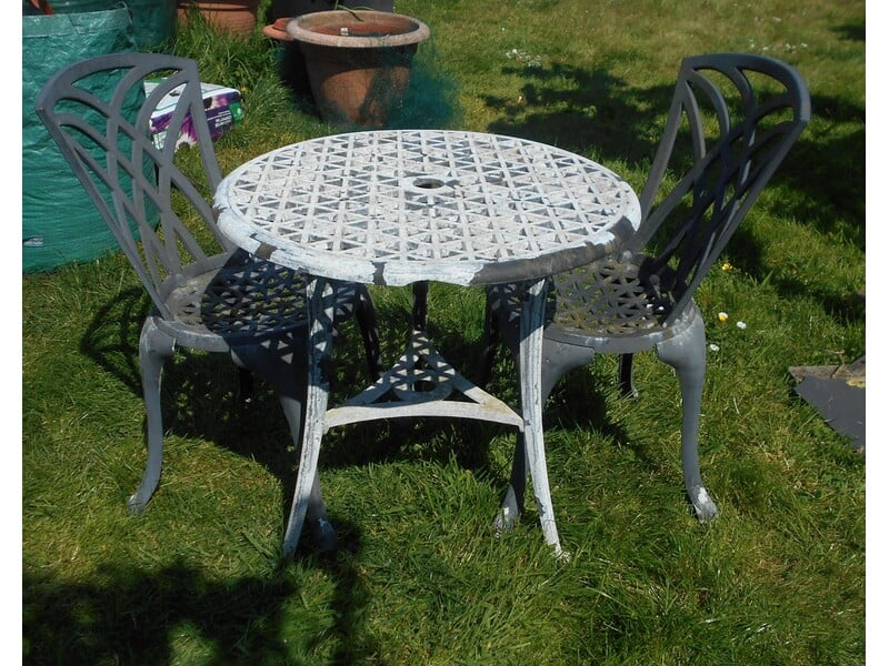 Round white  metal garden table + 2 chairs slightly damaged