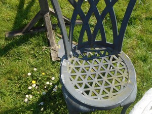 Round white  metal garden table + 2 chairs slightly damaged in Newport