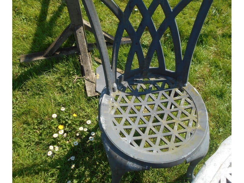 Round white  metal garden table + 2 chairs slightly damaged in Newport
