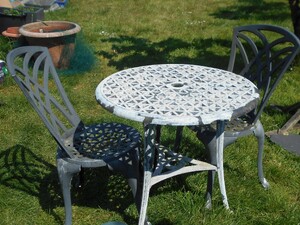 Round white  metal garden table + 2 chairs slightly damaged in Newport