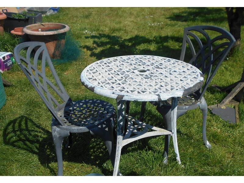 Round white  metal garden table + 2 chairs slightly damaged in Newport