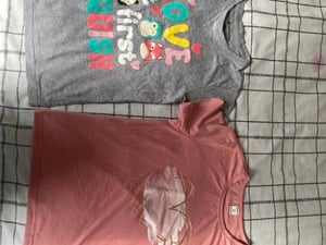 2 girls t-shirts age 9 in Bembridge
