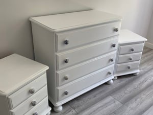 Bedroom furniture set