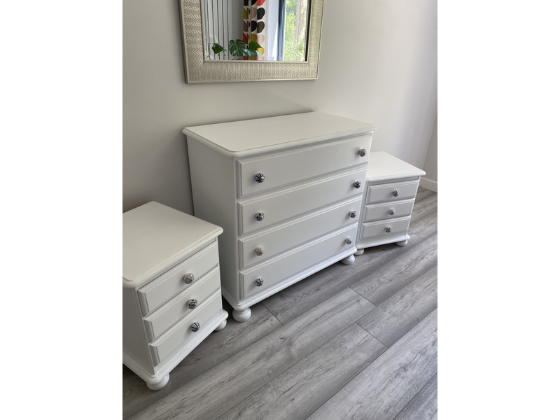 Bedroom furniture set