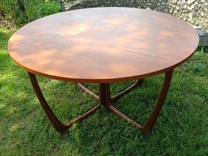 Dining Table, large Round in Newport