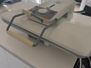 Steam Ironing Press Singer Magic 7. Good condition, in Cowes