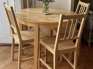 Round extendable/drop leaf solid wood dining table - REDUCED TO SELL in Ryde