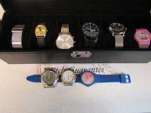 A JOB LOT OF WORKING WATCHES & A WATCH BOX. in Sandown