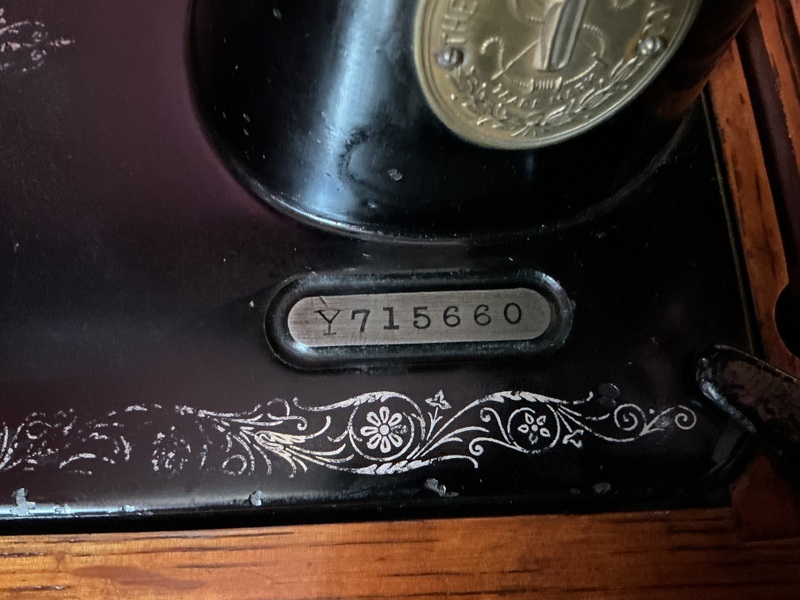 1922 Singer Sewing Machine Sewing and Knitting