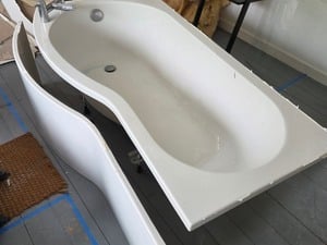 Second hand bath, shower and shower screen. in Ventnor