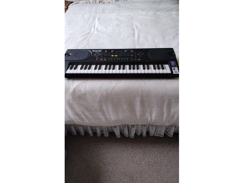 BRAND NEW MULTI-FUNCTION KEYBOARD WITH USER GUIDE. CAN BE SEEN WORKING.LOVELY GIFT.